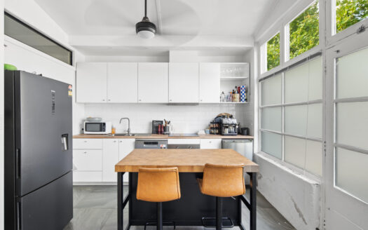 Versatile Large Family Home with extra Cottage on 738sqm