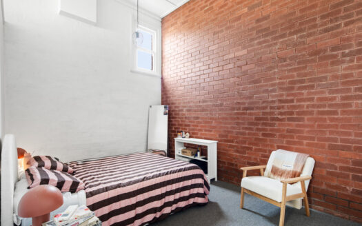 Versatile Large Family Home with extra Cottage on 738sqm