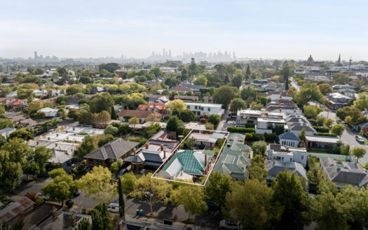 Versatile Large Family Home with extra Cottage on 738sqm