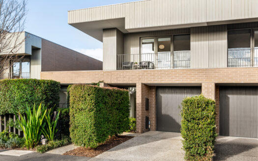 Light-Lavished Family Living, Prized Locale