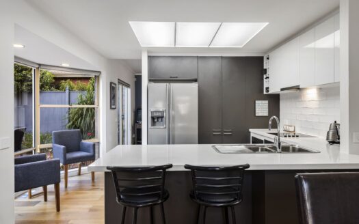 Beautiful Home in Kew East!!