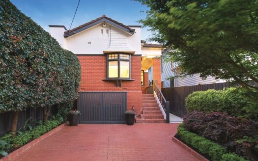 Charming Family Home, Moments from the Best of Kew