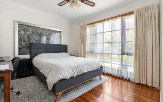 Comfort & Potential in a Neighbourhood Loved by Families