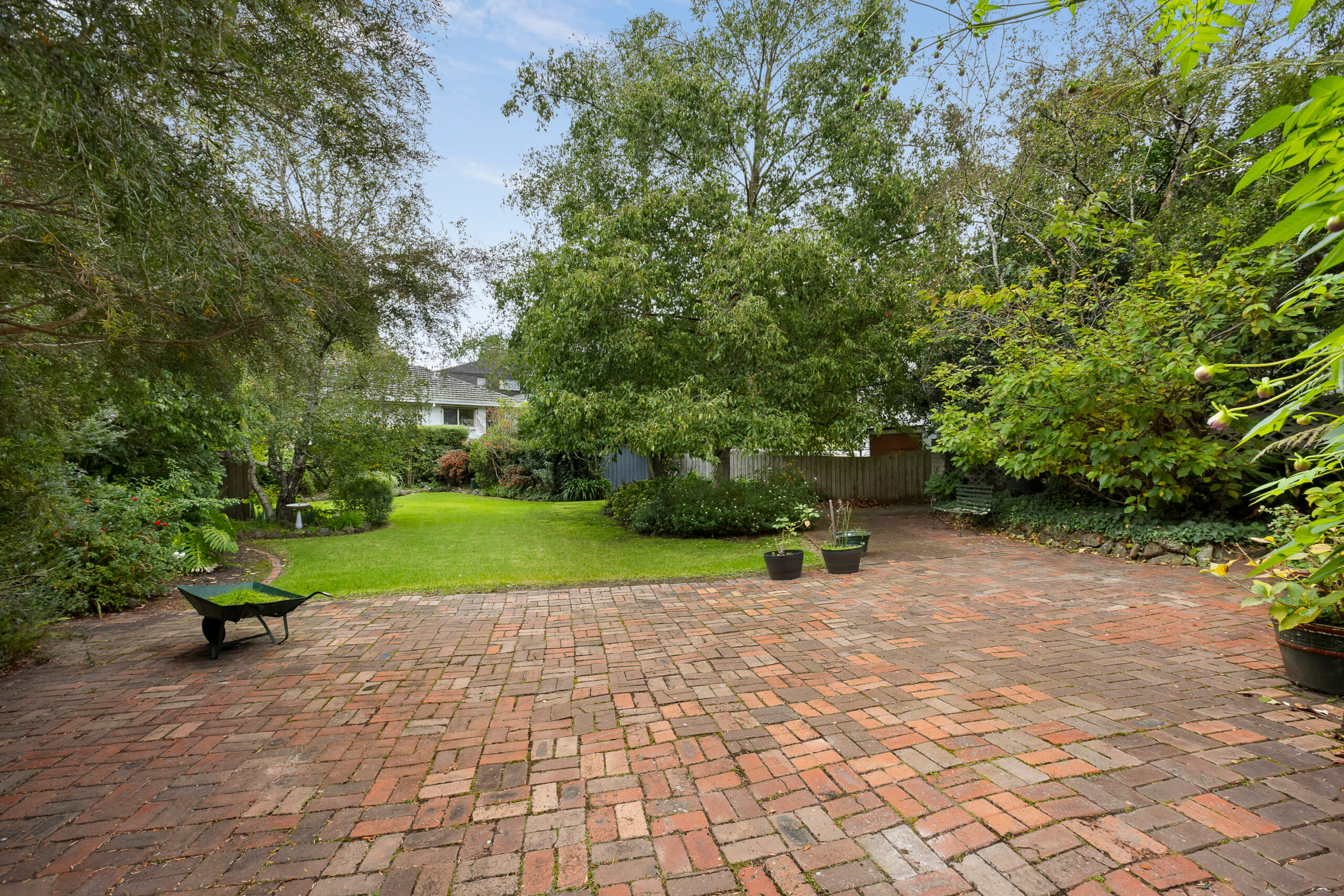 Family Classic Homeb Amongst Vast Gardens on 1248sqm