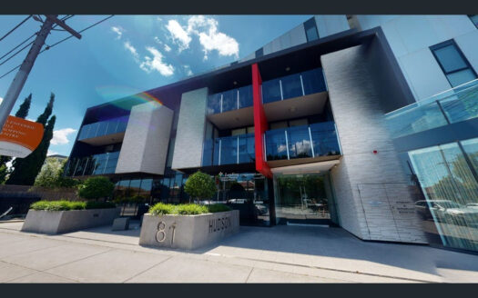 Short tram ride to cafes, shops, and Swinburne University